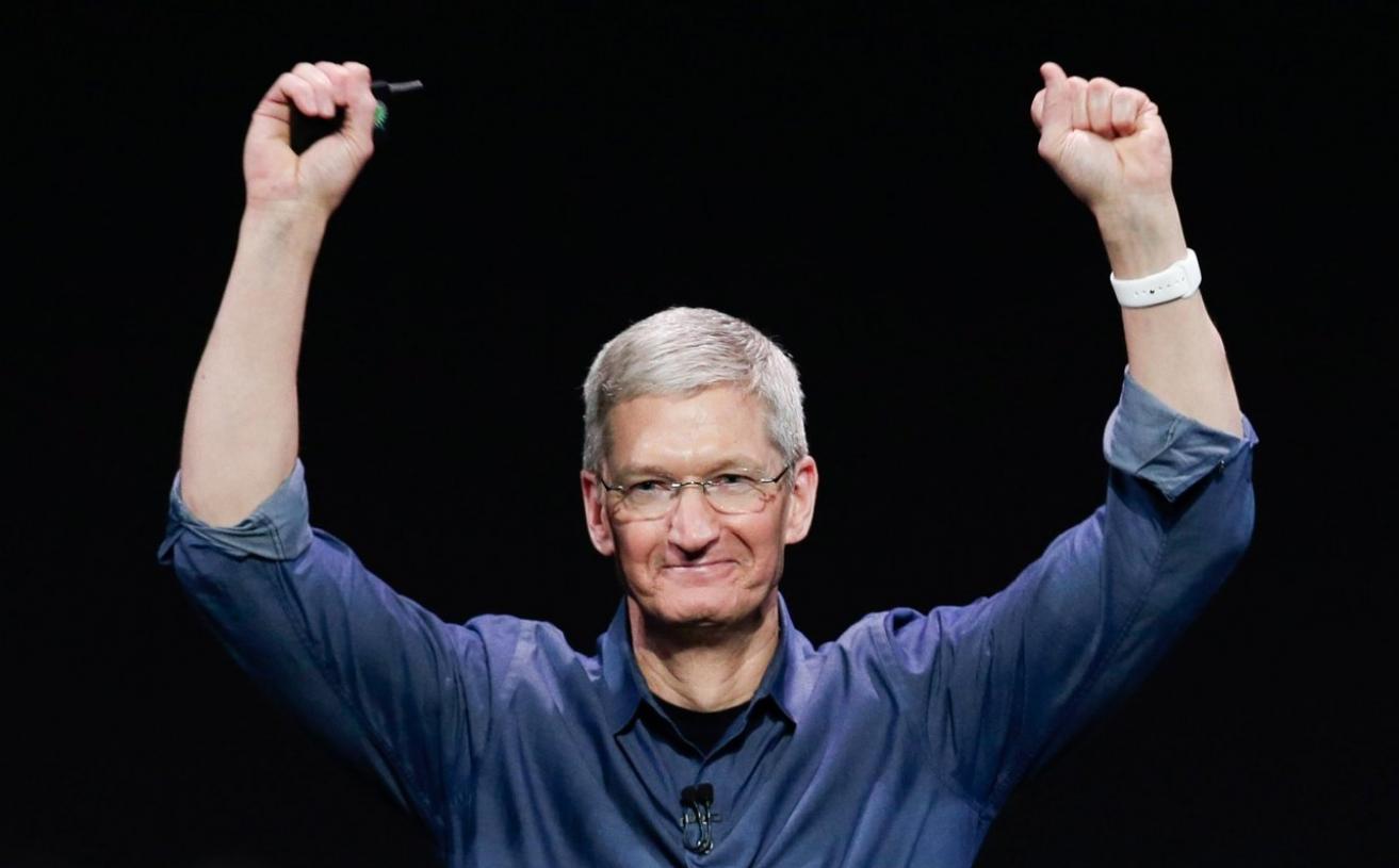 Apple Becomes the First Public $1 Trillion Company